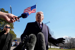 Ông Trump úp mở khả năng 'tiếp quản' Cuba, chuyện gì đây?