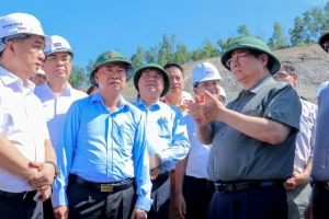 Thủ tướng thị sát dự án cao tốc Quảng Ngãi - Hoài Nhơn hơn 20.000 tỷ