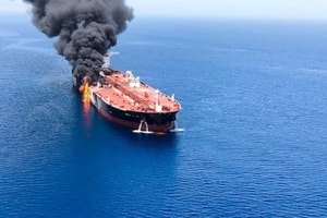 Tàu chở dầu liên quan đến Iran bị tấn công gần eo biển Hormuz