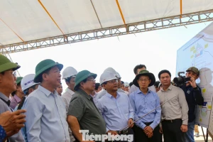 Thủ tướng kiểm tra dự án đường băng sân bay Phù Cát