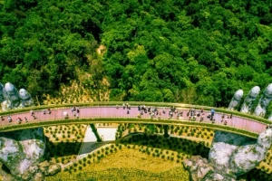 Cây cầu nằm ở ngọn núi cao 1.000m, không bắc qua sông của Việt Nam được báo Anh vinh danh