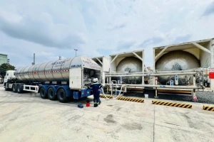 Đạm Cà Mau (DCM) bàn giao 75 tấn sản phẩm khí công nghiệp đầu tiên cho đối tác ngoại