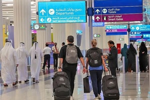 Hơn 11.000 chuyến bay bị hủy, dân Dubai lái xe 10 giờ sang Oman tìm đường thoát