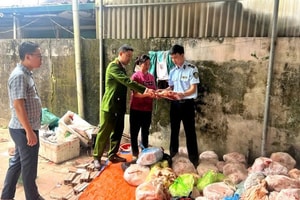 Kiểm tra đột xuất 2 cơ sở kinh doanh, phát hiện, tịch thu 4 tấn thực phẩm bẩn chuẩn bị tuồn ra thị trường
