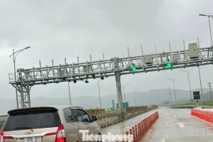 Tận thấy các trạm thu phí tự động hiện đại vừa vận hành trên cao tốc Bắc - Nam