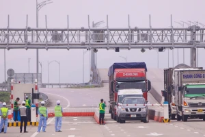 Nhiều ô tô qua trạm thu phí tự động bất thành trên cao tốc Mai Sơn - Quốc lộ 45