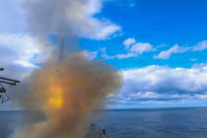 Iran tuyên bố đóng cửa Eo biển Hormuz, cảnh báo tấn công bất cứ tàu nào cố tình đi qua