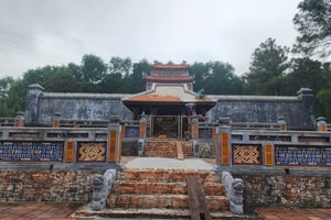 Bắt đầu tháo dỡ ‘công trình lạ’ dựng ngay trước nơi an nghỉ của Hoàng thái hậu Từ Dụ