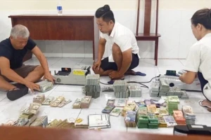 Chủ tiệm vàng cùng 13 đồng phạm chuyển hơn 2.000 tỷ đồng ra nước ngoài