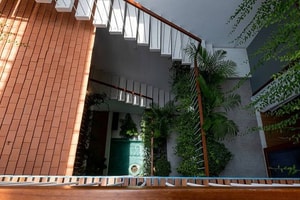 Căn biệt thự 8 tầng phong cách Tropical Modernism xanh mát giữa phố biển Nha Trang