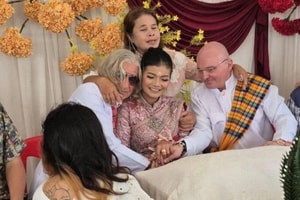 Đám cưới '3 người' gây chú ý: Cô dâu tổ chức lễ cưới cùng lúc với 2 chú rể, sính lễ gần 2 tỷ đồng