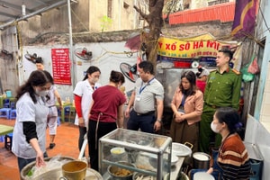 Phát hiện sự xâm nhập của côn trùng vào khu vực chế biến, đình chỉ quán bún riêu 14 Hàng Lược