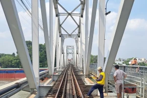 Xà lan đâm cầu Ghềnh, đường sắt qua Đồng Nai tê liệt