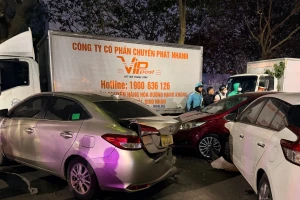 Hà Nội: Ô tô con gây tai nạn liên hoàn, nhiều người cấp cứu