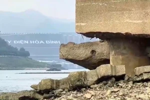 Mực nước sông Đà xuống thấp, lộ trụ cầu