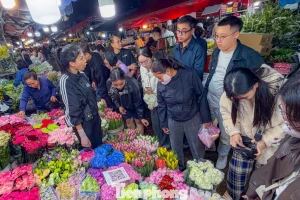 Giá hoa tăng nhẹ dịp 8/3, tiểu thương 'chốt đơn' xuyên đêm