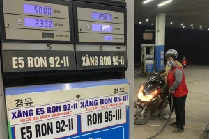 Giá xăng dầu tăng mạnh chiều 7/3, xăng RON95-III vượt 27.000 đồng/lít