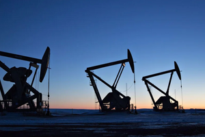 Giá dầu tăng mạnh nhất hơn 40 năm, WTI vọt 35% chỉ trong một tuần