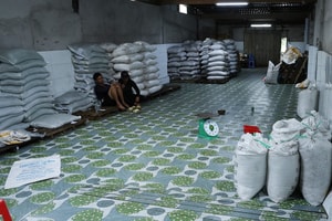 Khám xét 3 cơ sở, thu giữ hơn 500 bao tải lớn chứa khoảng 20 tấn hàng hóa, 3 xe ô tô tải