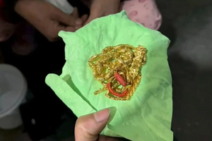 Phát hiện 100g vàng trị giá 380 triệu đồng trong đống rác, cảnh sát khẩn trương vào cuộc
