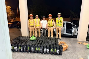 Chặn đứng xe ô tô bán tải, tịch thu gần 200 bình khí màu đen, tạm giữ Đào Công Liễu SN 1986