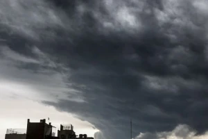 Nước mưa màu đen đổ xuống thủ đô Iran sau vụ Israel tấn công kho dầu
