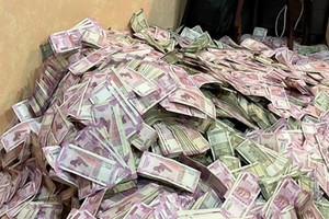 Khám xét nhà riêng, phong tỏa 3 lô đất, 2 căn nhà, 1 tòa nhà thương mại, 69.000m2 đất nông nghiệp, thu giữ 'núi tiền mặt' của một cán bộ kiểm lâm