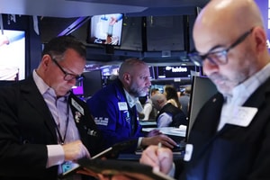 Phố Wall tiếp tục lao dốc, Dow Jones mất hơn 700 điểm