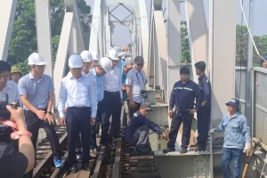 Gia cố tạm cầu Ghềnh, thông tuyến đường sắt Bắc Nam trước sáng 12/3