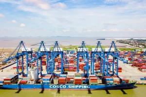 Xung đột Trung Đông đẩy chi phí đường sắt, hàng không và logistics tăng