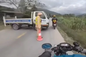 Cục CSGT lên tiếng về thông tin CSGT dùng xe công vụ chắn ngang đường để dừng phương tiện