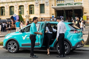 Người dân đổ xô dùng taxi điện VinFast khi giá xăng dầu tăng chóng mặt