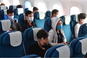 Xem phim, nghe nhạc không dùng tai nghe trên máy bay có thể bị cấm bay vĩnh viễn