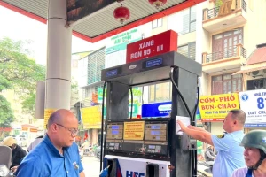 Chủ tịch Hà Nội đề nghị người dân tránh lo lắng, tích trữ xăng dầu không cần thiết
