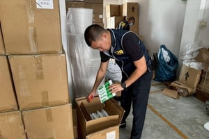 Ngày 9/3, đột kích kho mỹ phẩm giả thu giữ hơn 100.000 sản phẩm: Hàng loạt kem đánh răng, kem dưỡng bị làm nhái rồi bán tràn lên trên các nền tảng mua sắm trực tuyến với giá rẻ