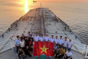 Tàu chở 60.000 tấn xăng bốc cháy, thủy thủ Việt cứu 21 người giữa vùng biển Trung Đông