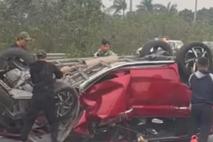 Ô tô con lật úp, biến dạng sau va chạm với xe đầu kéo trên cao tốc