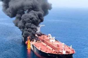 Nhiều tàu trúng đạn ở eo biển Hormuz