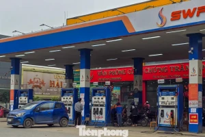 Cây xăng vắng vẻ khi giá giảm, nhiều người ung dung 'đổ đầy bình'
