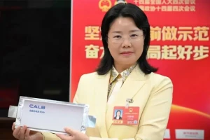 Quốc gia láng giềng của Việt Nam cho ra mắt pin thể rắn siêu nhẹ chỉ nặng 490g: Sạc 7 phút, xe điện chạy tới 1.000 km