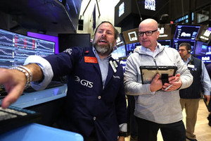 Dow Jones bốc hơi hơn 700 điểm, giá dầu tăng vọt sau tuyên bố của Iran