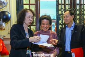 Cán bộ Hà Nội xuyên đêm rà soát danh sách, phát thẻ cử tri tận tay người dân