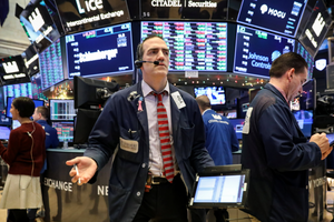 Phố Wall đỏ lửa: Dow Jones mất gần 300 điểm, giá dầu tăng 7% vì căng thẳng Trung Đông