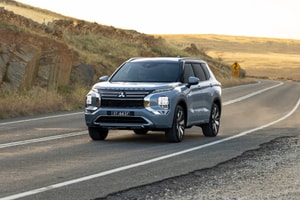 SUV chạy 100 km chỉ tốn 1,5 lít xăng của Mitsubishi đã về đại lý: Nâng cấp pin, tăng phạm vi chạy điện và bổ sung trang bị tiện nghi
