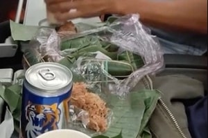 Hành khách gây tranh cãi dữ dội vì mang nem chua, 'khui' bia nhậu ngay trên máy bay