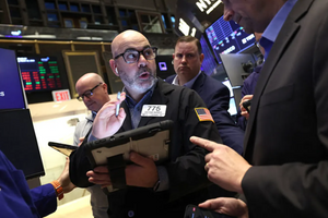 S&P 500 lập đáy mới năm 2026, giá dầu tăng mạnh làm dấy lên nguy cơ đình lạm
