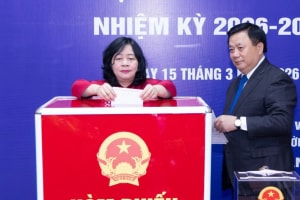 Chủ tịch Ủy ban Trung ương MTTQ Việt Nam Bùi Thị Minh Hoài bỏ phiếu bầu cử tại Hà Nội