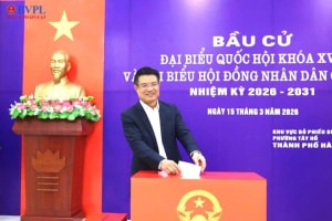 Viện trưởng Viện KSND tối cao Nguyễn Huy Tiến bỏ phiếu bầu cử tại Hà Nội