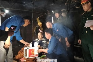 Mang hòm phiếu đến tận nhà cử tri già yếu, đau ốm