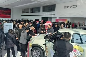 Xe điện sạc nhanh như đổ xăng là có thật? Khách kéo đến chật cứng tại đại lý BYD để kiểm chứng 2 điều
